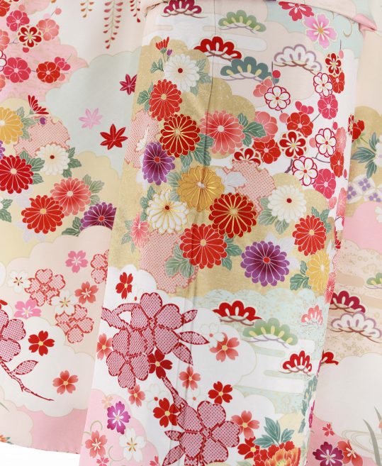 成人式振袖[恋衣]白に薄ピンクと水色の雲取り・赤系の花柄[身長171cm